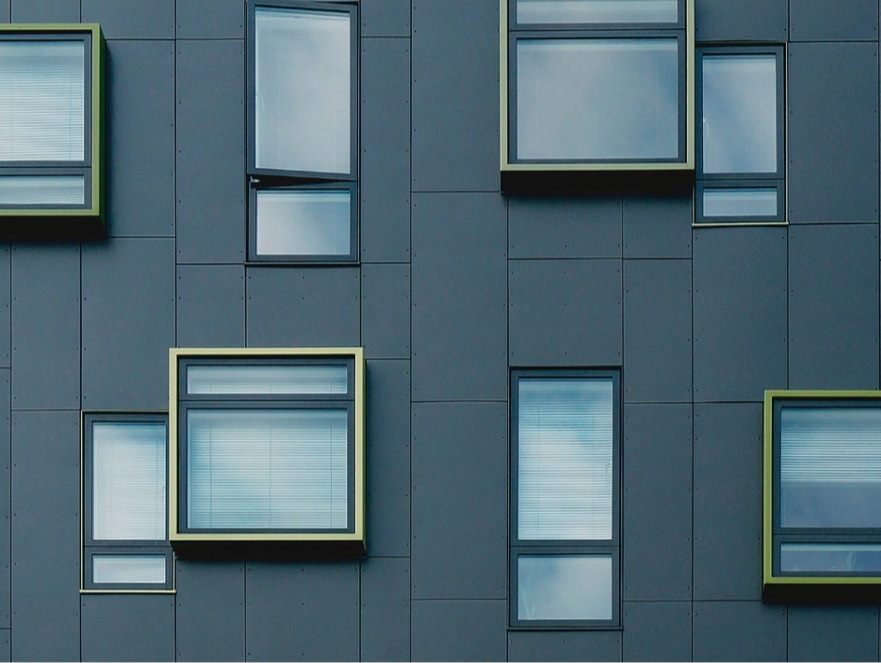Fachada de aluminio con ventanas enmarcadas