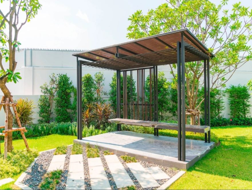 Pérgola y jardín en una zona de áreas verdes