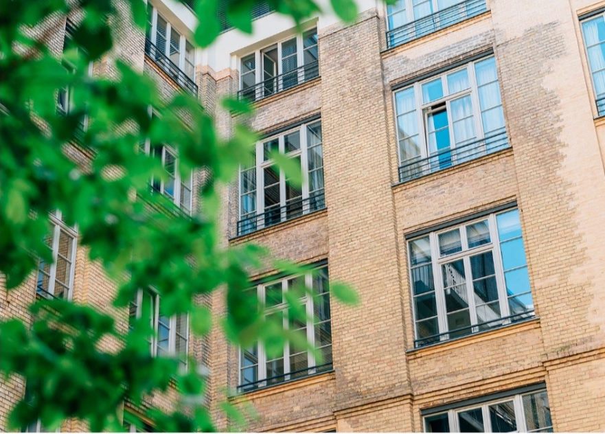 Fachada de un edificio con cancelería instalada