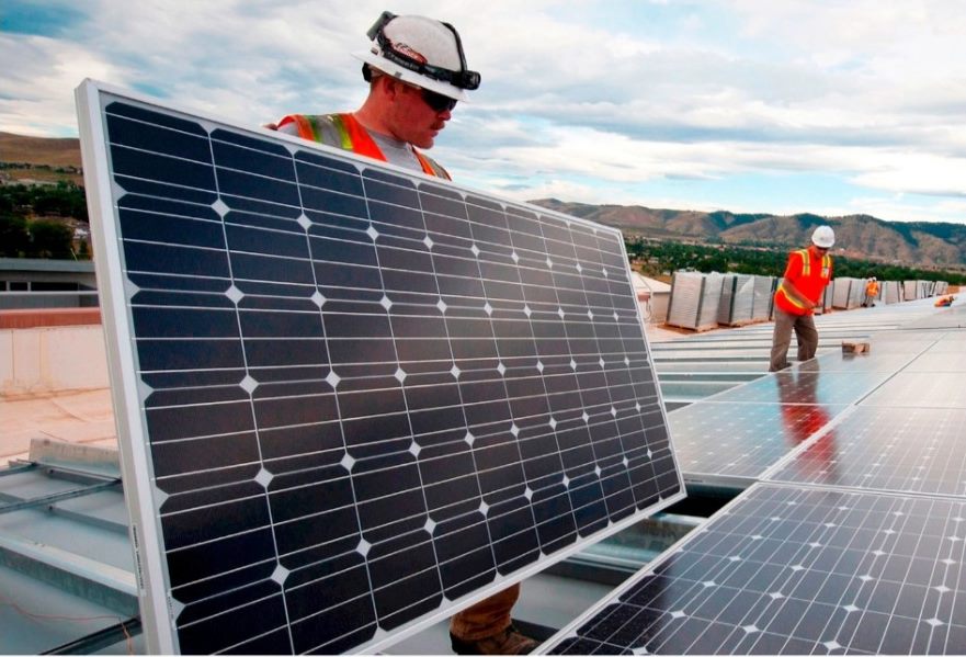 Instalación de paneles solares en una cubierta