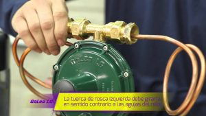 Como-instalar-un-regulador-de-gas-Envasado-para-tubos-con-dos-flexibles