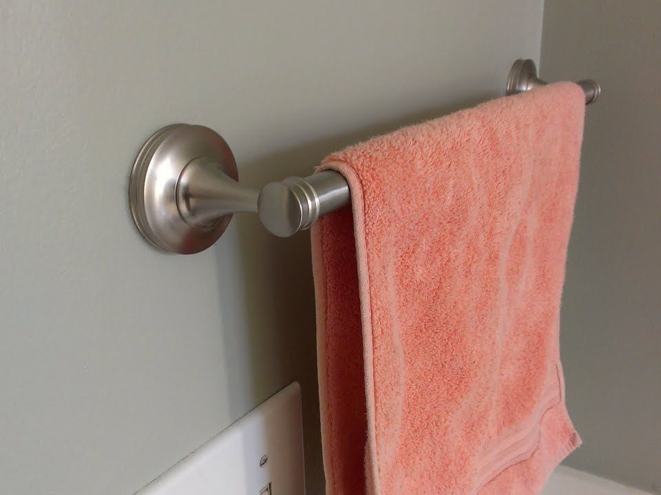 Como-instalar-un-toallero-en-el-bano